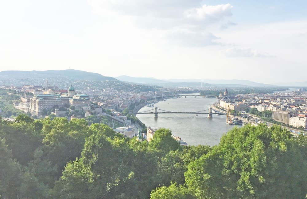 ゲッレールトの丘からのハンガリーの首都ブタペストの風景